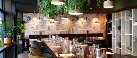 Breakfast, lunch, dinner served; French cuisine