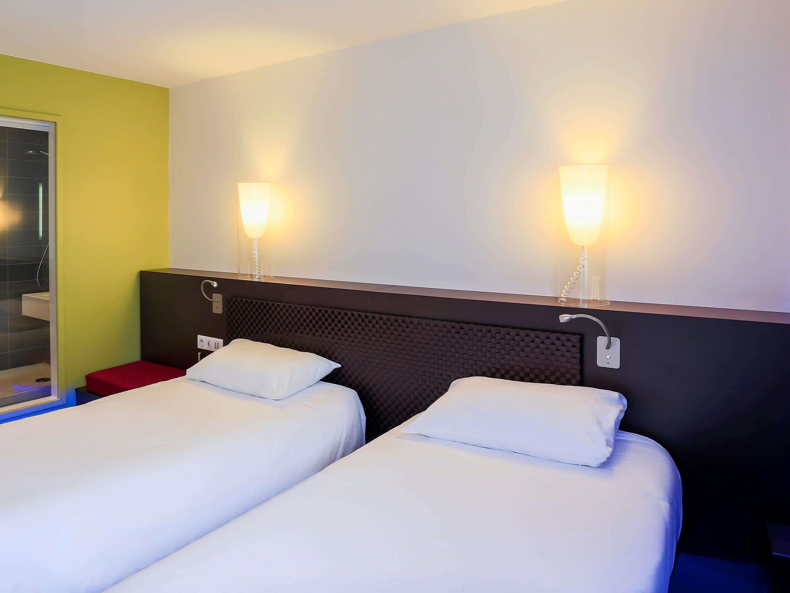 Standard Room, 2 Twin Beds | Premium bedding, in-room safe, desk, blackout drapes