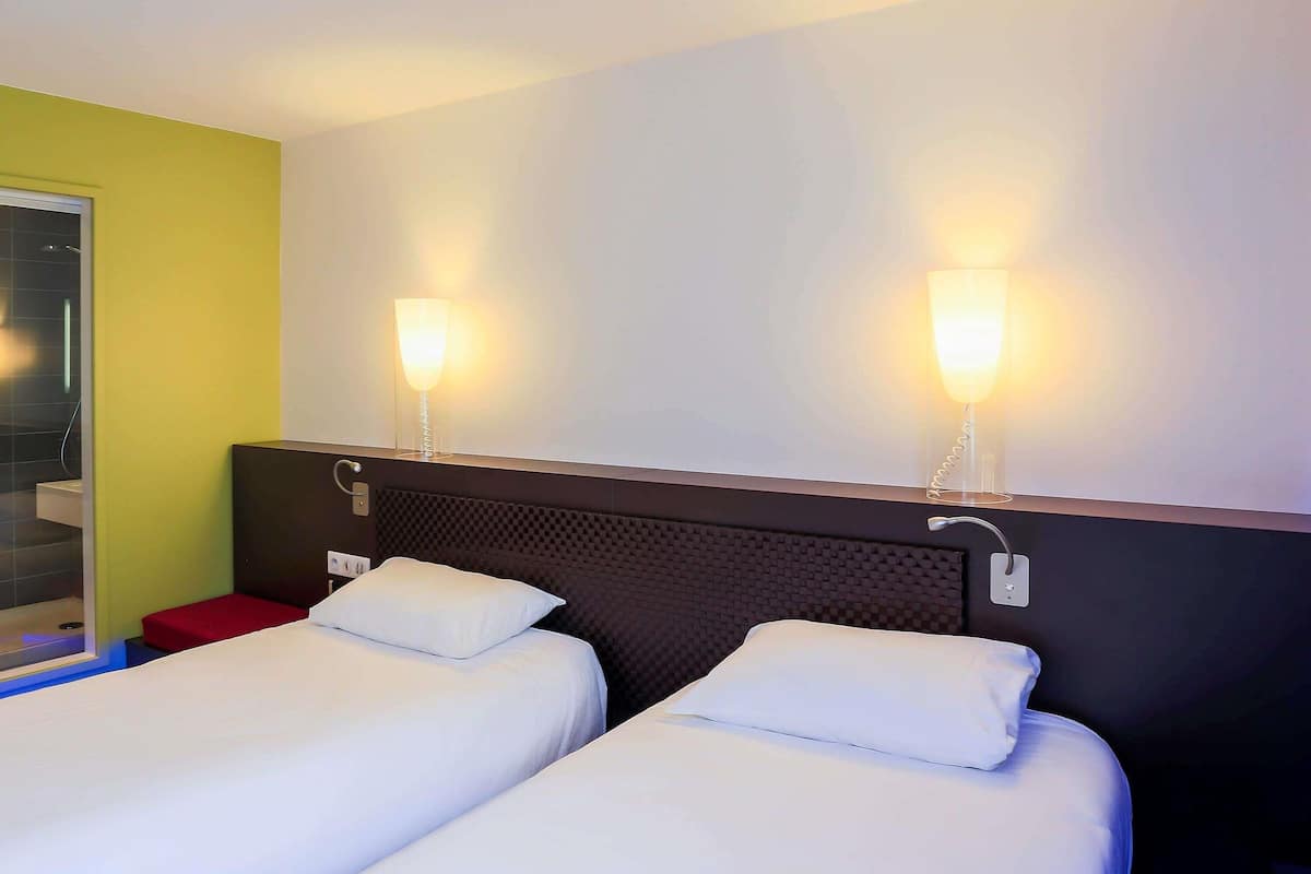 Standard Room, 2 Twin Beds | Premium bedding, in-room safe, desk, blackout drapes