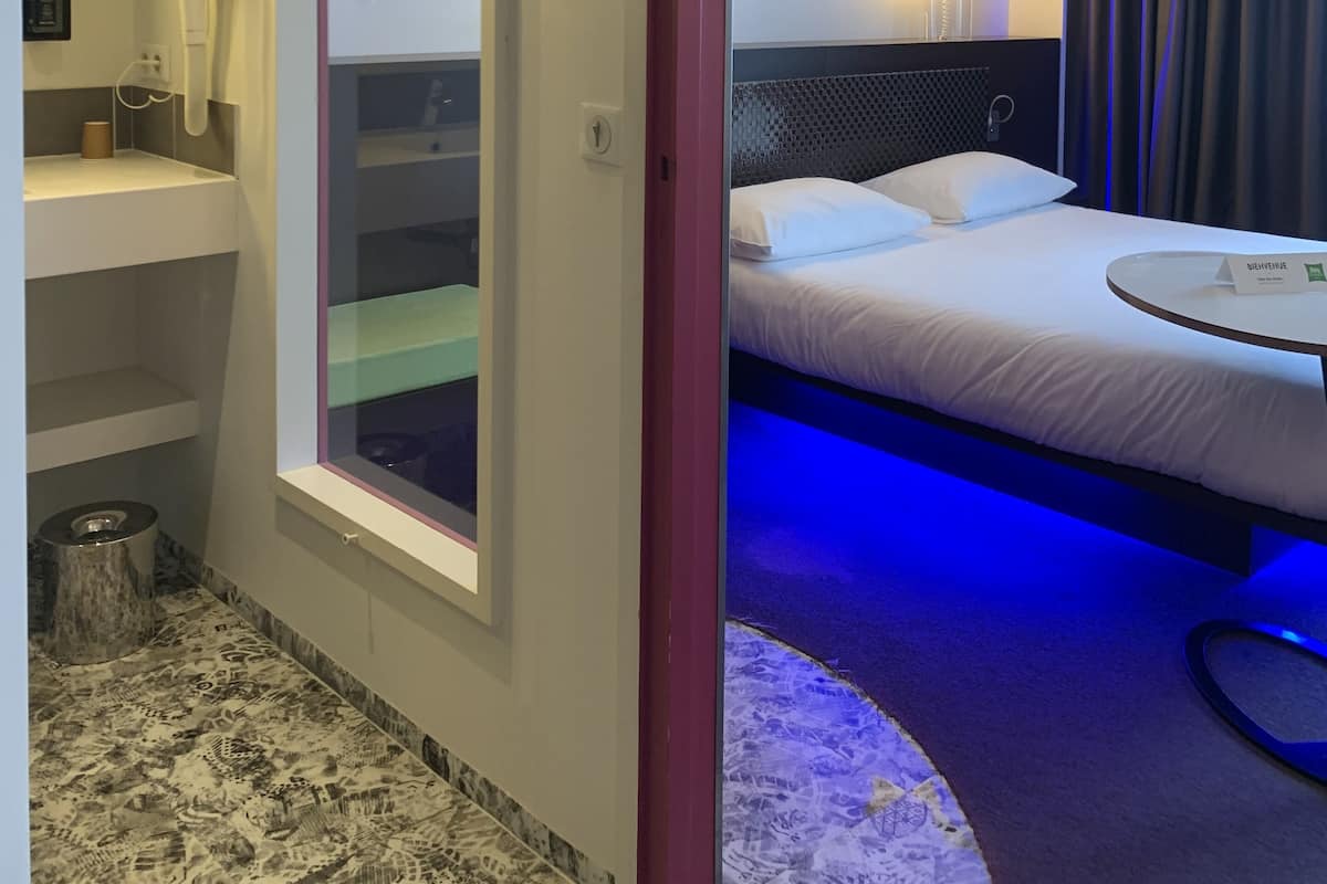 Ropa de cama de alta calidad y caja de seguridad en la habitación