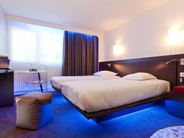 Ropa de cama de alta calidad y caja de seguridad en la habitación 