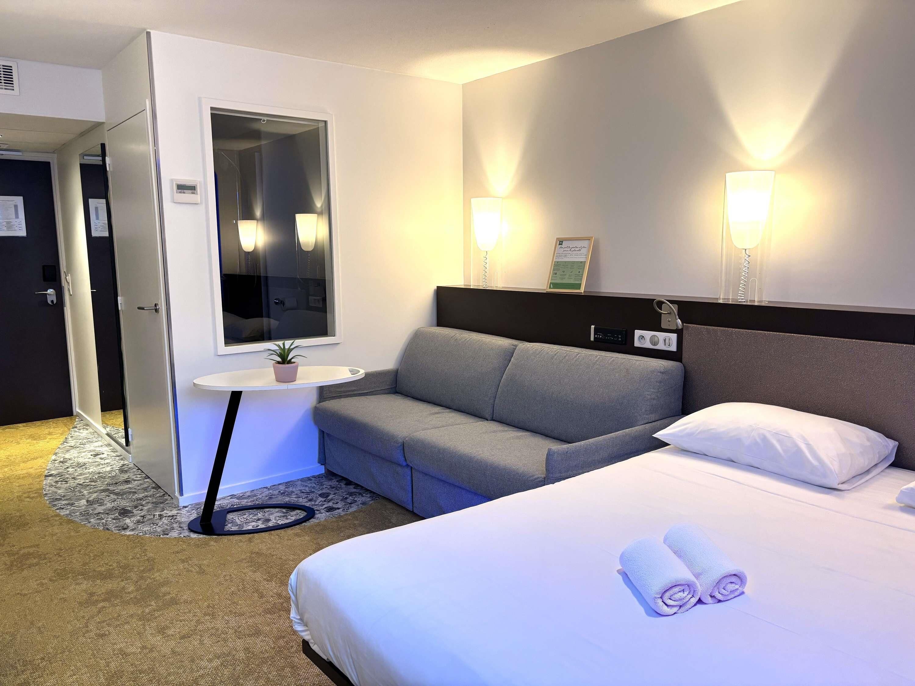Premium bedding, in-room safe, desk, blackout drapes