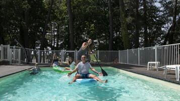 Una piscina al aire libre de temporada (de 10:00 a 21:00), tumbonas
