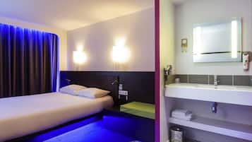 Standard Room, 1 Double Bed | Premium bedding, in-room safe, desk, blackout curtains