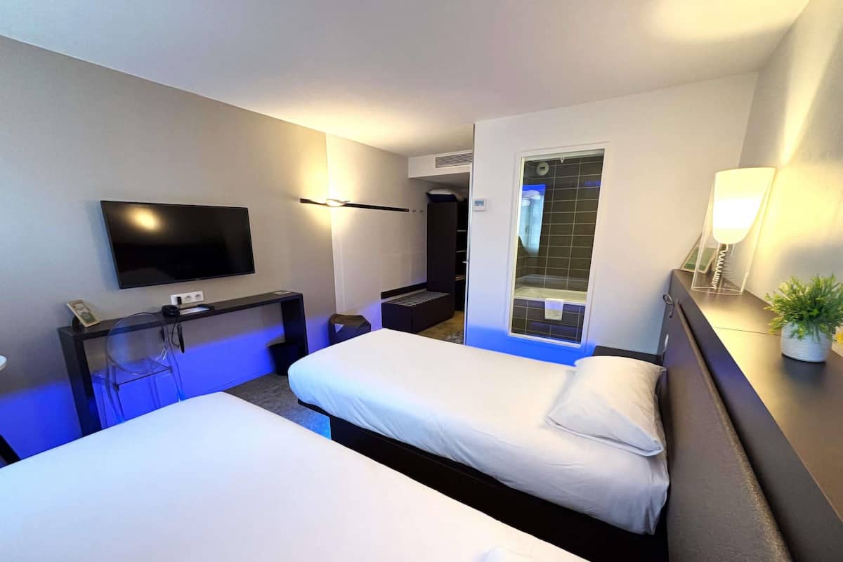Ropa de cama de alta calidad y caja de seguridad en la habitación