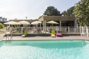 Piscine extérieure (ouverte en saison), chaises longues
