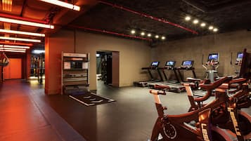 Un gimnasio con bicicletas estáticas, cintas de correr y una máquina V-Hyper.