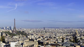 Une vue panoramique d’une ville, avec la Tour Eiffel bien visible au centre.