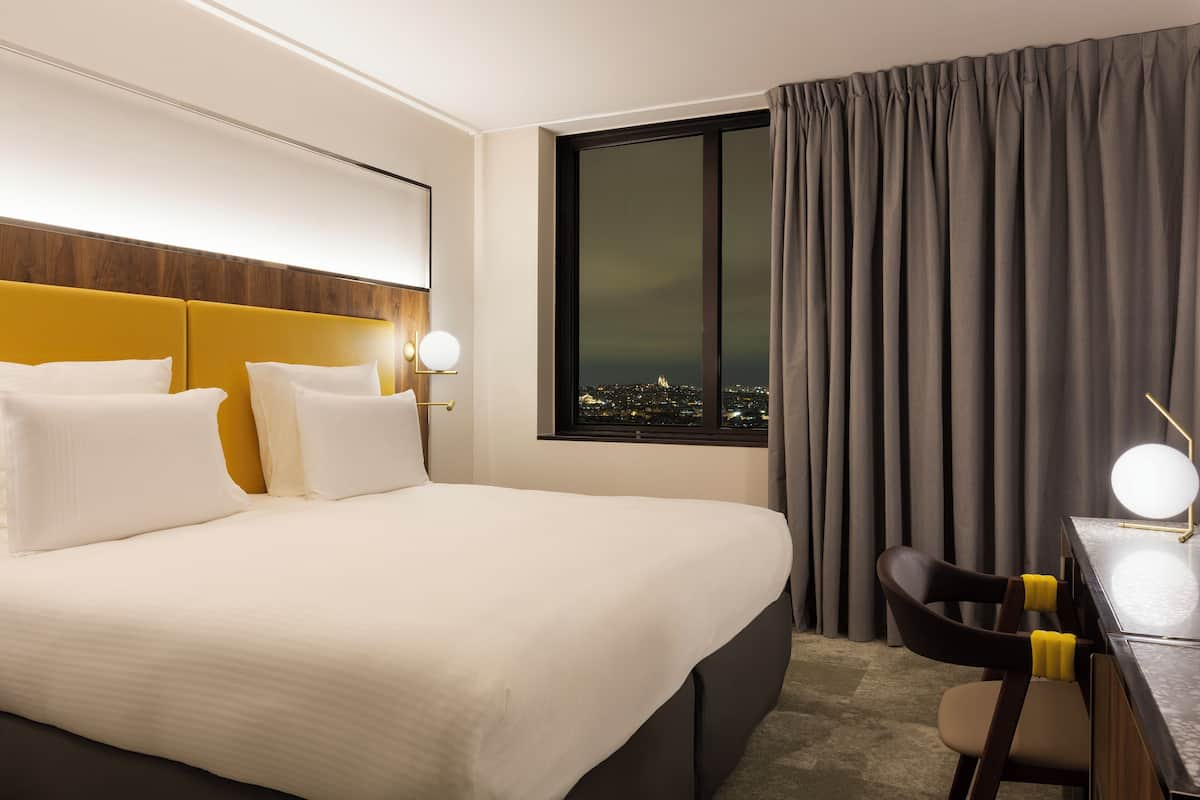 Egyptian cotton sheets, premium bedding, minibar, in-room safe