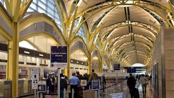 Un vaste terminal d’aéroport doté de hauts plafonds et d’un design moderne.