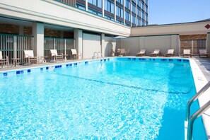 Piscina a l'aire lliure (horari: 14:00-21:00) i gandules 