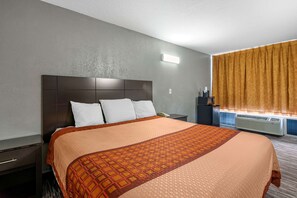 Combined shower/bathtub, free toiletries, towels