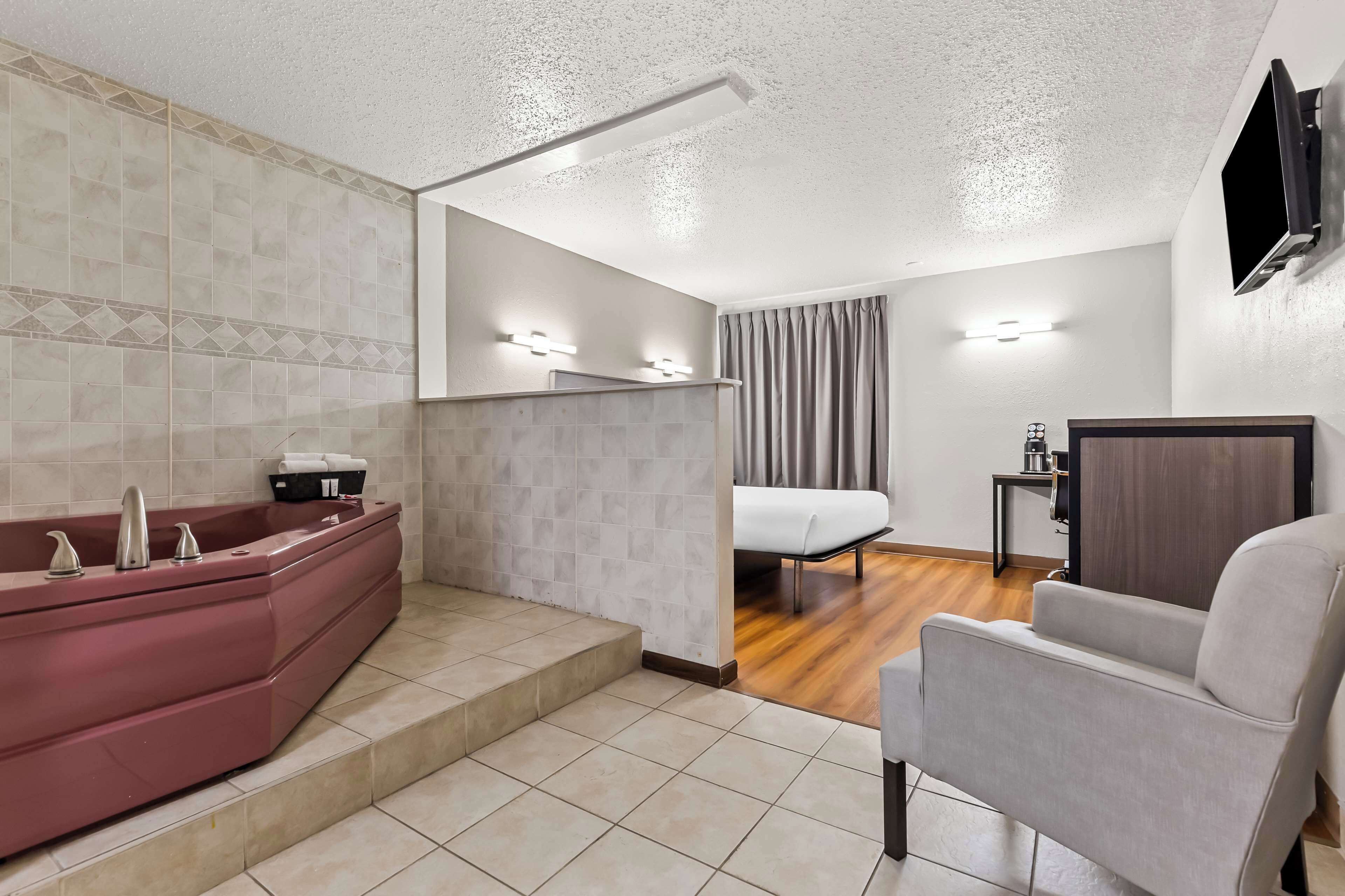 Habitación, 1 cama Queen size, hidromasaje | Cortinas blackout, wifi gratis y ropa de cama 