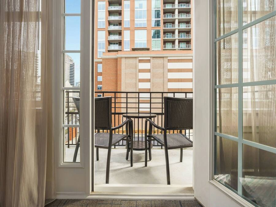 Literie de qualité, bureau, rideaux d’obscurcissement