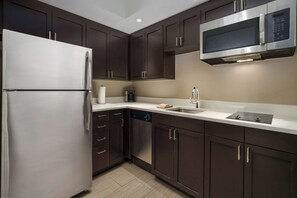 Full-size fridge, microwave, stovetop, dishwasher