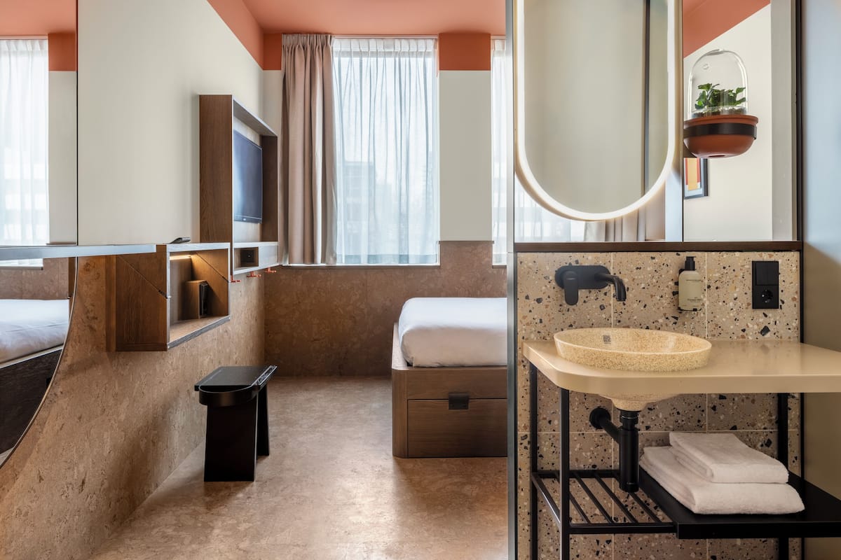 Sustainable Superior Double | Laptop workspace, blackout drapes, soundproofing, free WiFi