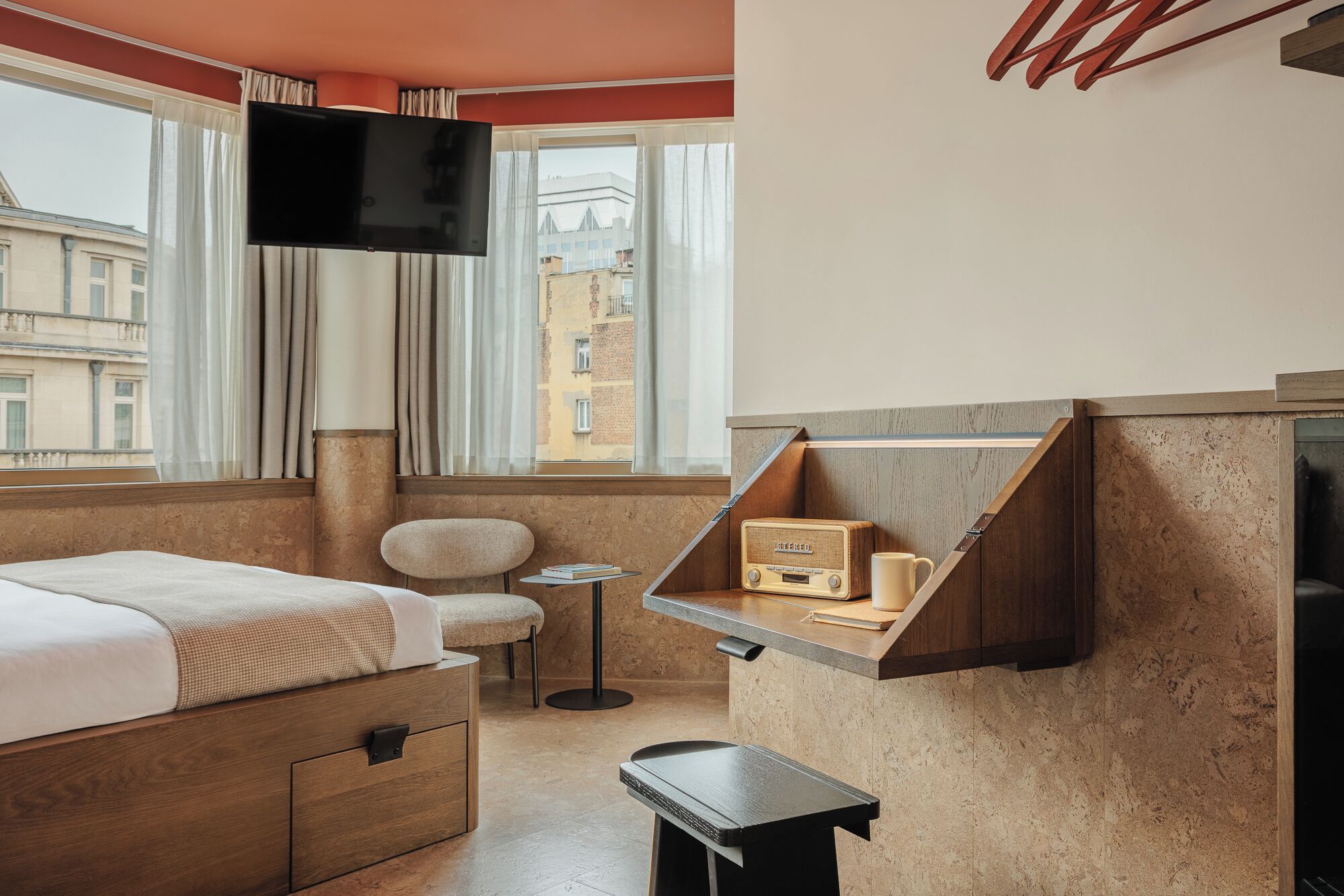 Sustainable Executive King | Laptop workspace, blackout curtains, soundproofing, free WiFi