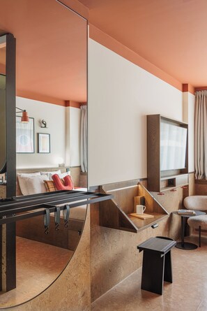 Sustainable Superior Double | Laptop workspace, blackout drapes, soundproofing, free WiFi - The Usual Brussels (Brussels)