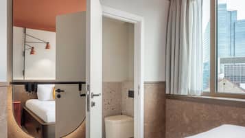 Economy tweepersoonskamer | Badkamer | Een douche, een regendouche, een haardroger, handdoeken