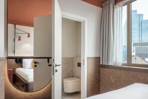 Kamar Double Ekonomi | Kamar mandi | Shower, pancuran hujan, pengering rambut, dan handuk