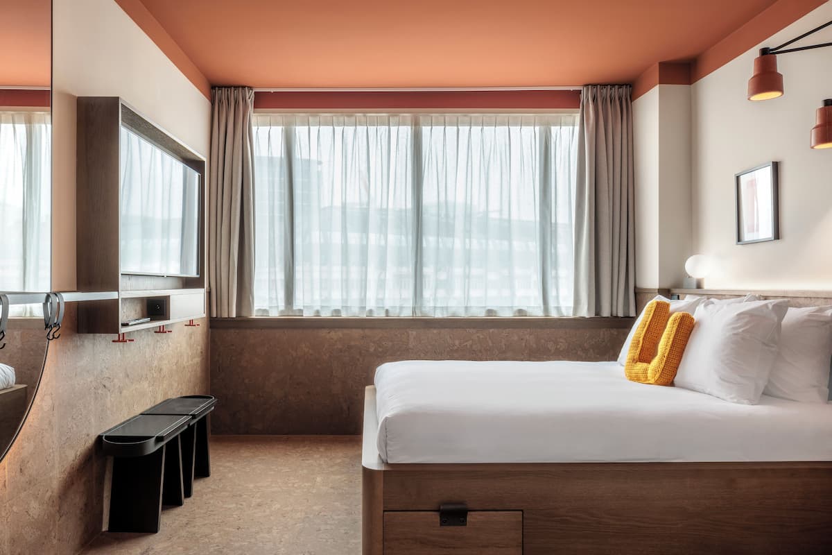 Sustainable Standard Double | Laptop workspace, blackout drapes, soundproofing, free WiFi