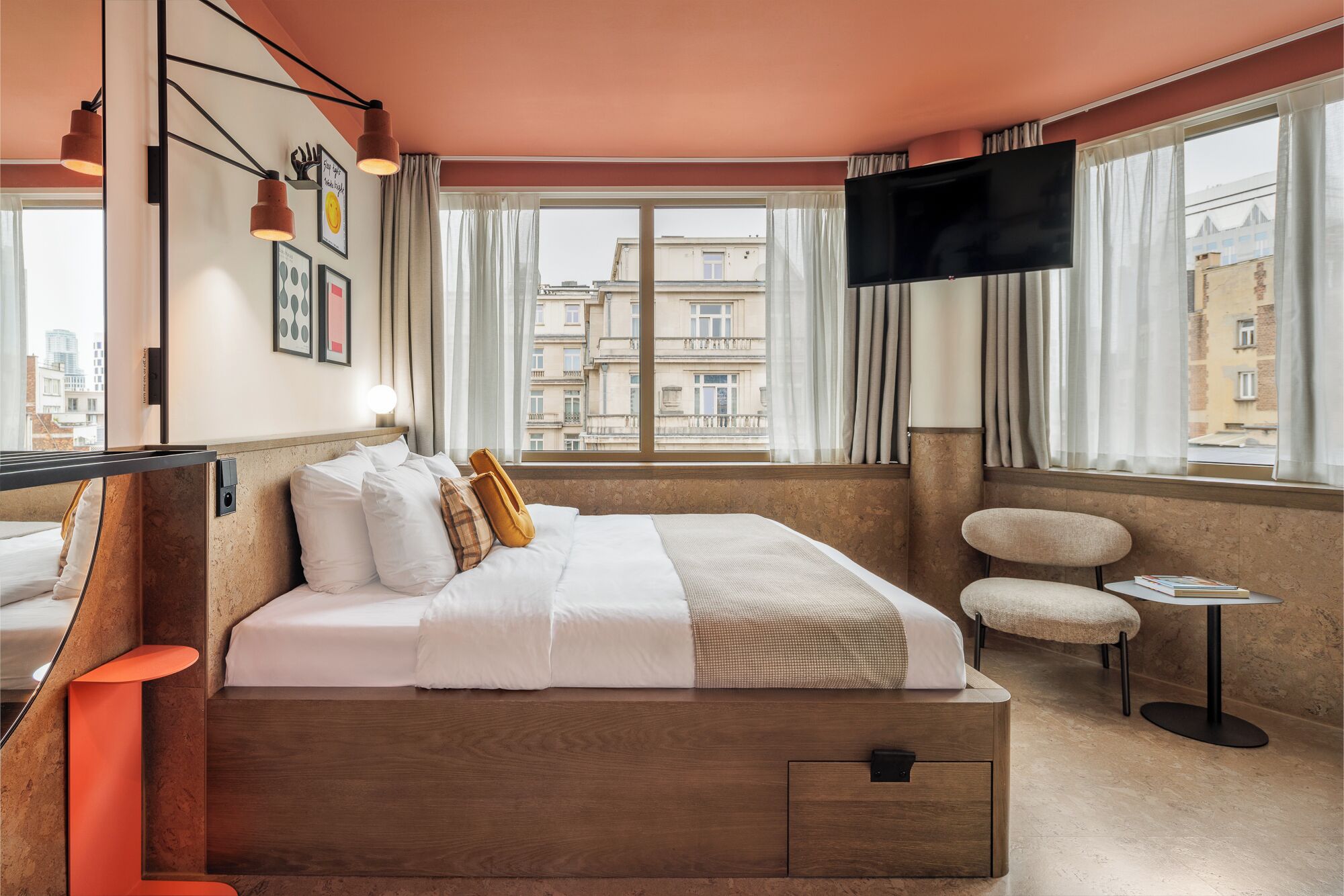 Sustainable Executive King | Laptop workspace, blackout curtains, soundproofing, free WiFi