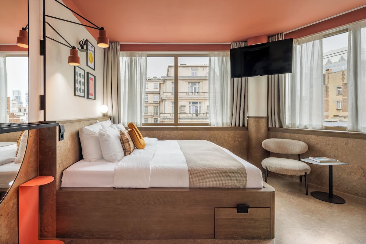 Sustainable Executive King | Laptop workspace, blackout curtains, soundproofing, free WiFi