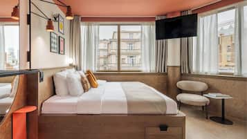 Espacio para trabajar con laptop y cortinas blackout