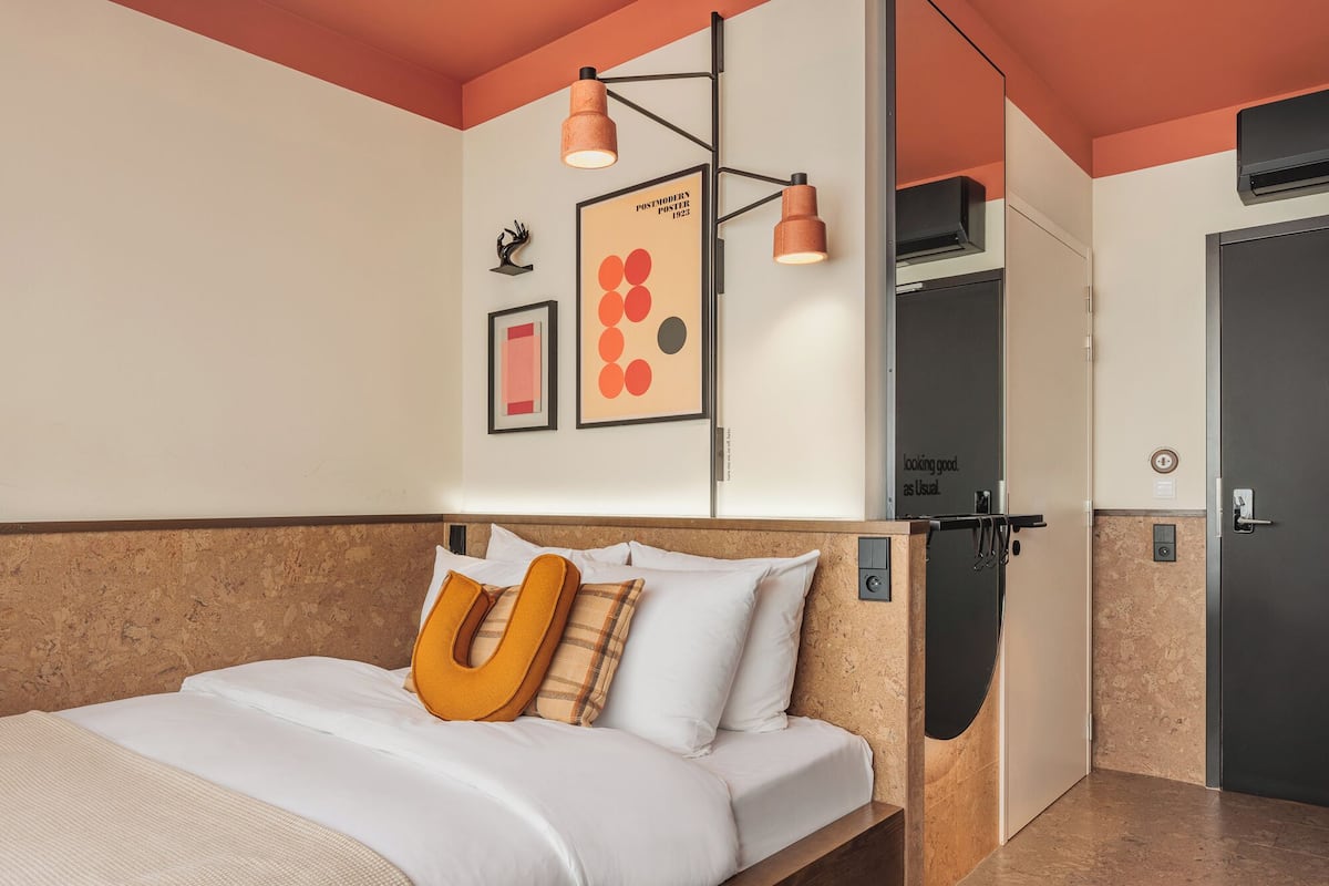 Sustainable Accessible Double | Laptop workspace, blackout curtains, soundproofing, free WiFi