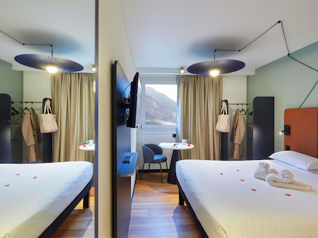 Chambre Double Standard, 1 lit double | Chambres insonorisées, fer et planche à repasser, Wi-Fi gratuit. ibis Sallanches Porte du Mont Blanc
