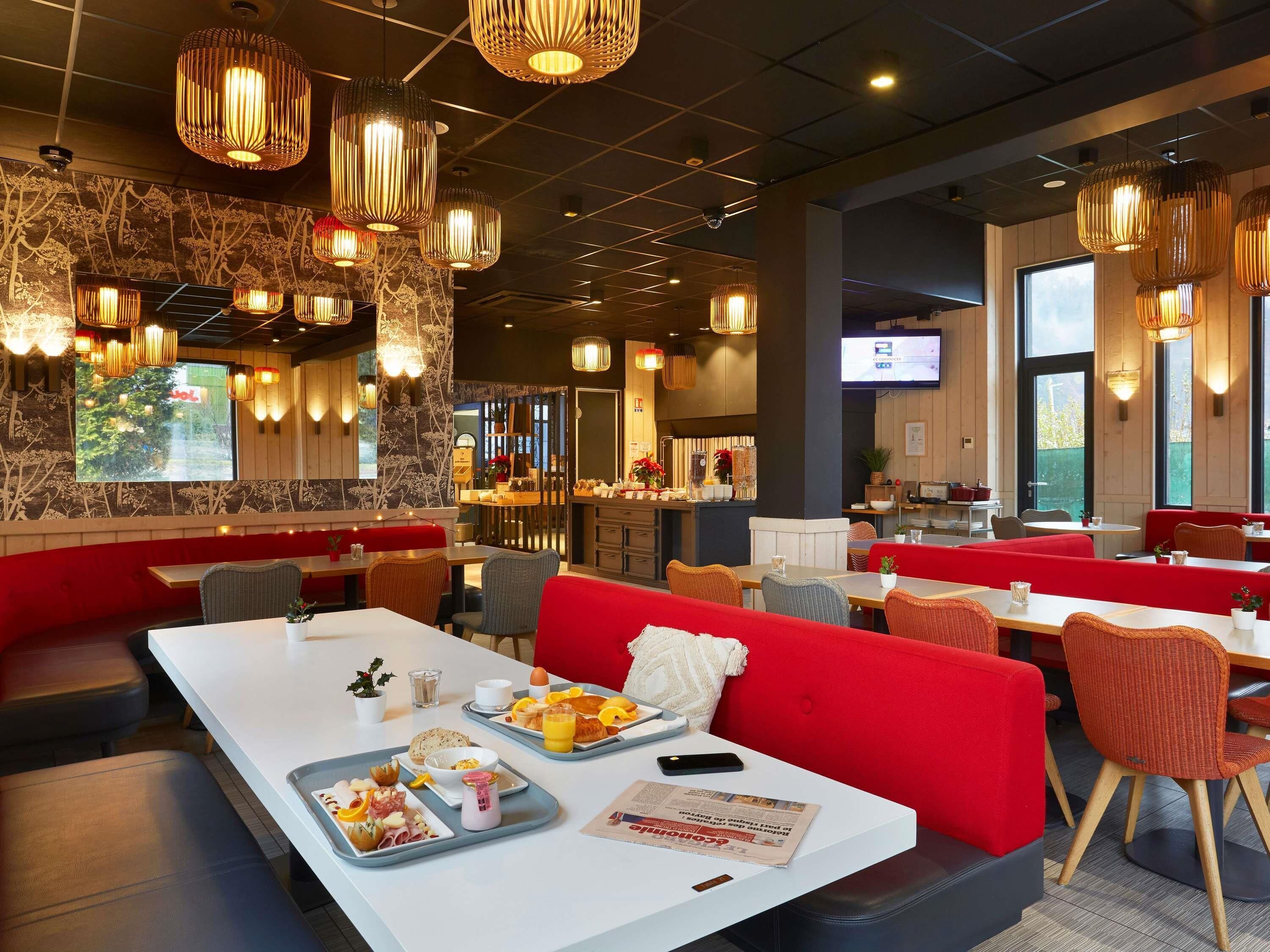 بوفيه فطور يوميًا بتكلفة قدرها (13.50 EUR للشخص)