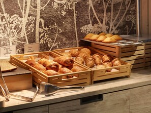 Petit déjeuner buffet servi tous les jours en supplément