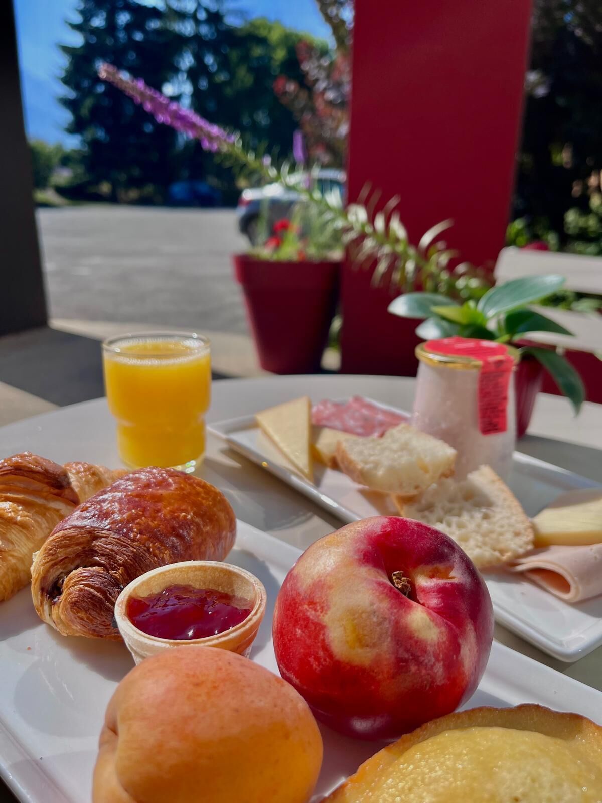 daily buffet breakfast (eur 13.50 per person)