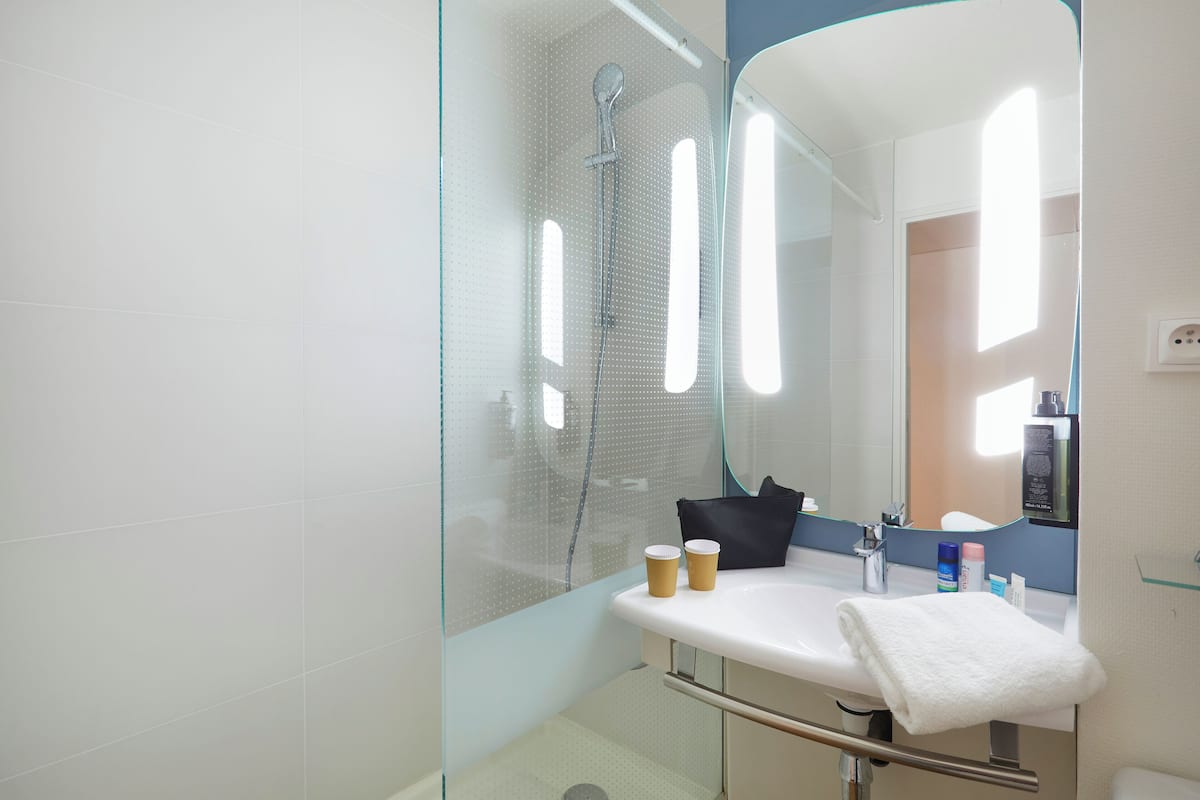 Een douche, milieuvriendelijk toiletgerief, een haardroger, handdoeken