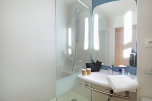 Regadera, amenidades de baño ecológicas, secadora de cabello, toallas 