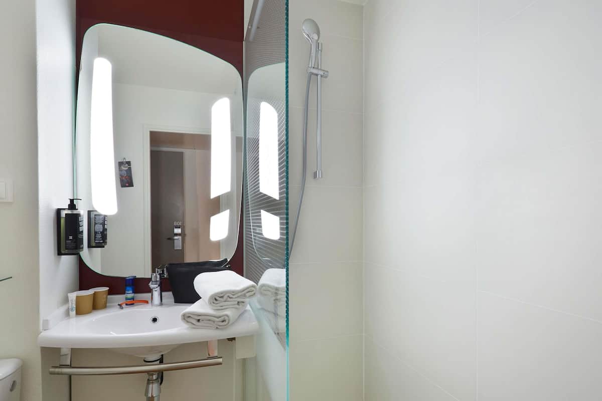Standaard kamer, 2 eenpersoonsbedden | Geluiddichte muren, een strijkplank/strijkijzer, gratis wifi, beddengoed