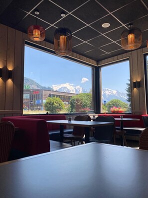Bữa sáng buffet hàng ngày (13.50 EUR/mỗi người) 