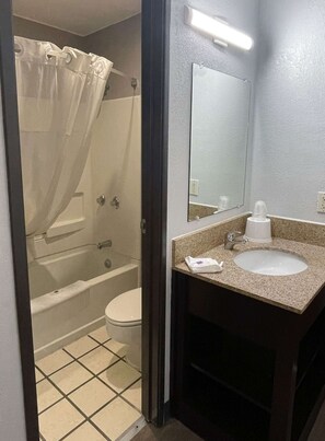 Combined shower/bathtub, deep-soaking bathtub, towels - Motel 6 Green Bay, WI - Lambeau (Green Bay)