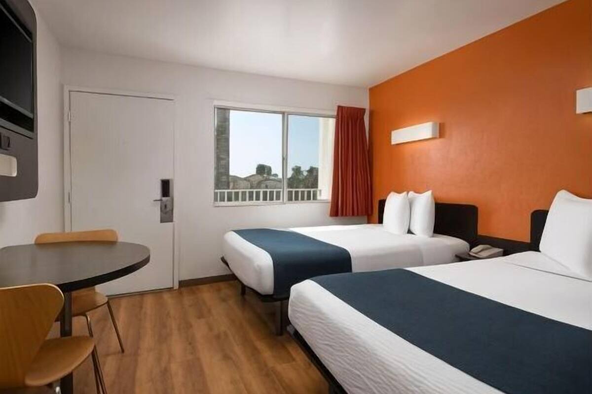 WiFi (free), bed sheets