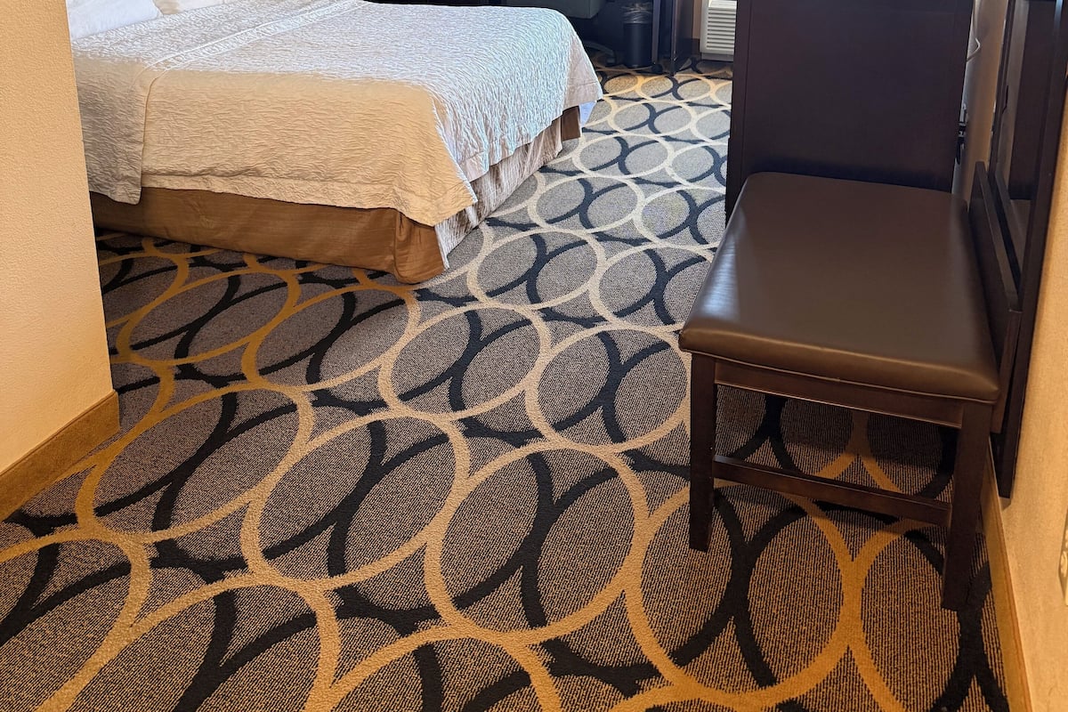 ONE QN ACCESS TUB NONSMOK | 1 bedroom, premium bedding, in-room safe, iron/ironing board