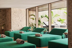 A spa area with green cushioned seating, a large window, and a view of the outdoors. - Grand Hyatt Barcelona (Barcelona)