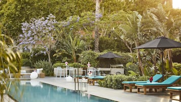 Una piscina techada, una piscina al aire libre de temporada