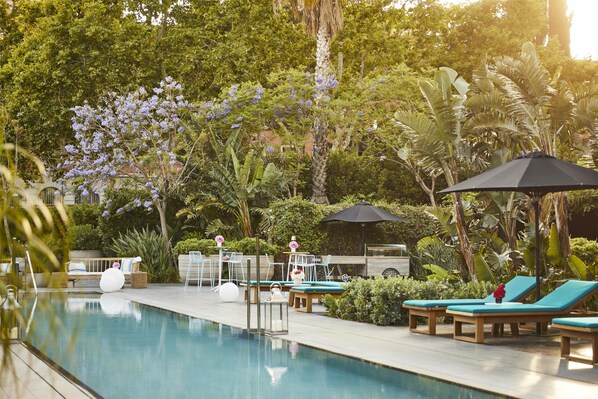 Indoor pool, seasonal outdoor pool, pool loungers