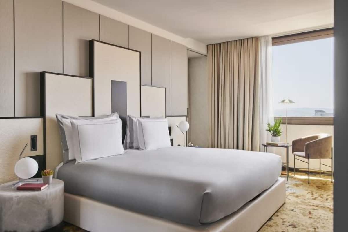 Egyptian cotton sheets, premium bedding, down duvets, pillow-top beds