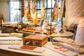 Colazione a buffet, servita tutte le mattine (36 EUR a persona) 