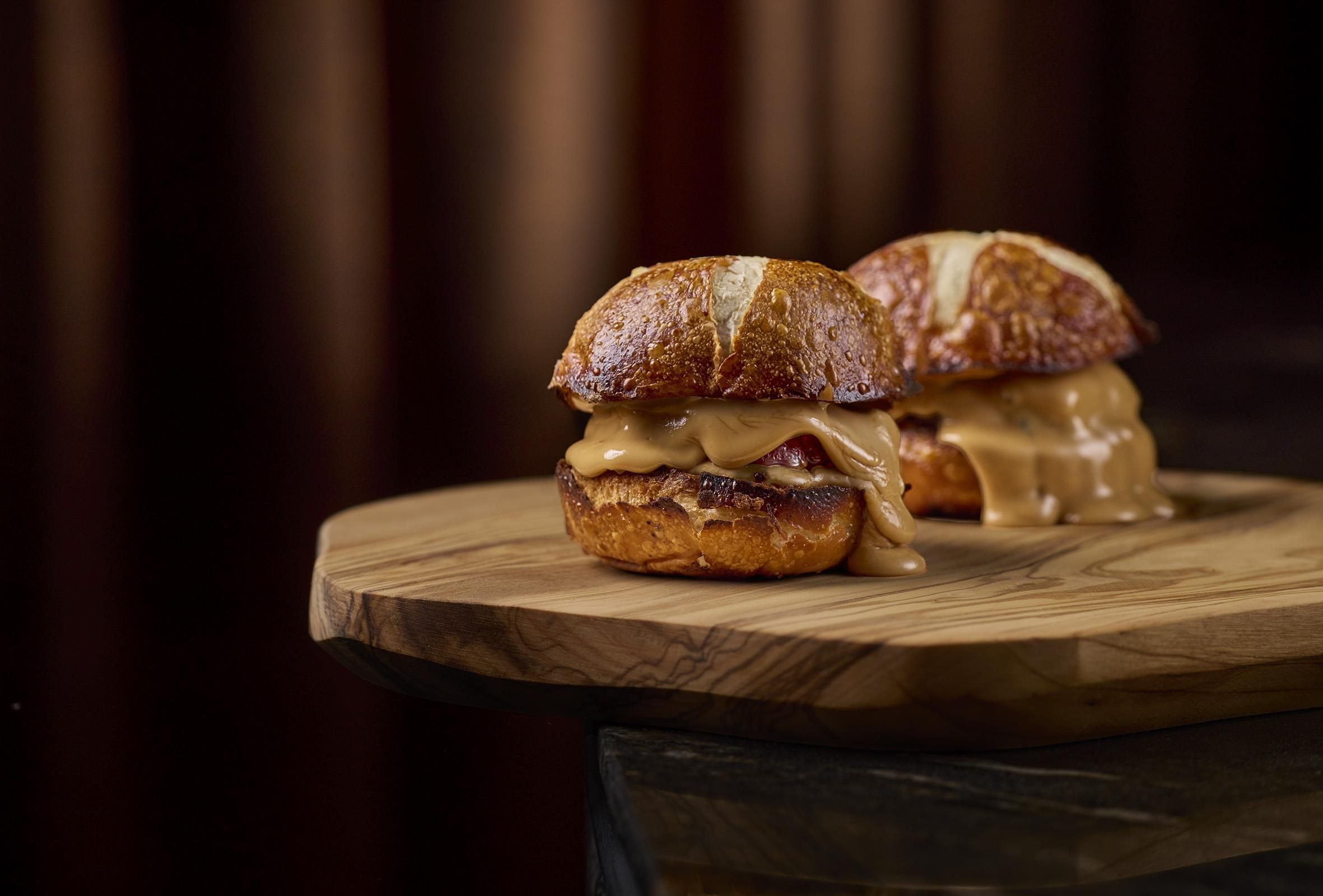 Deux sandwichs sur une planche en bois.
