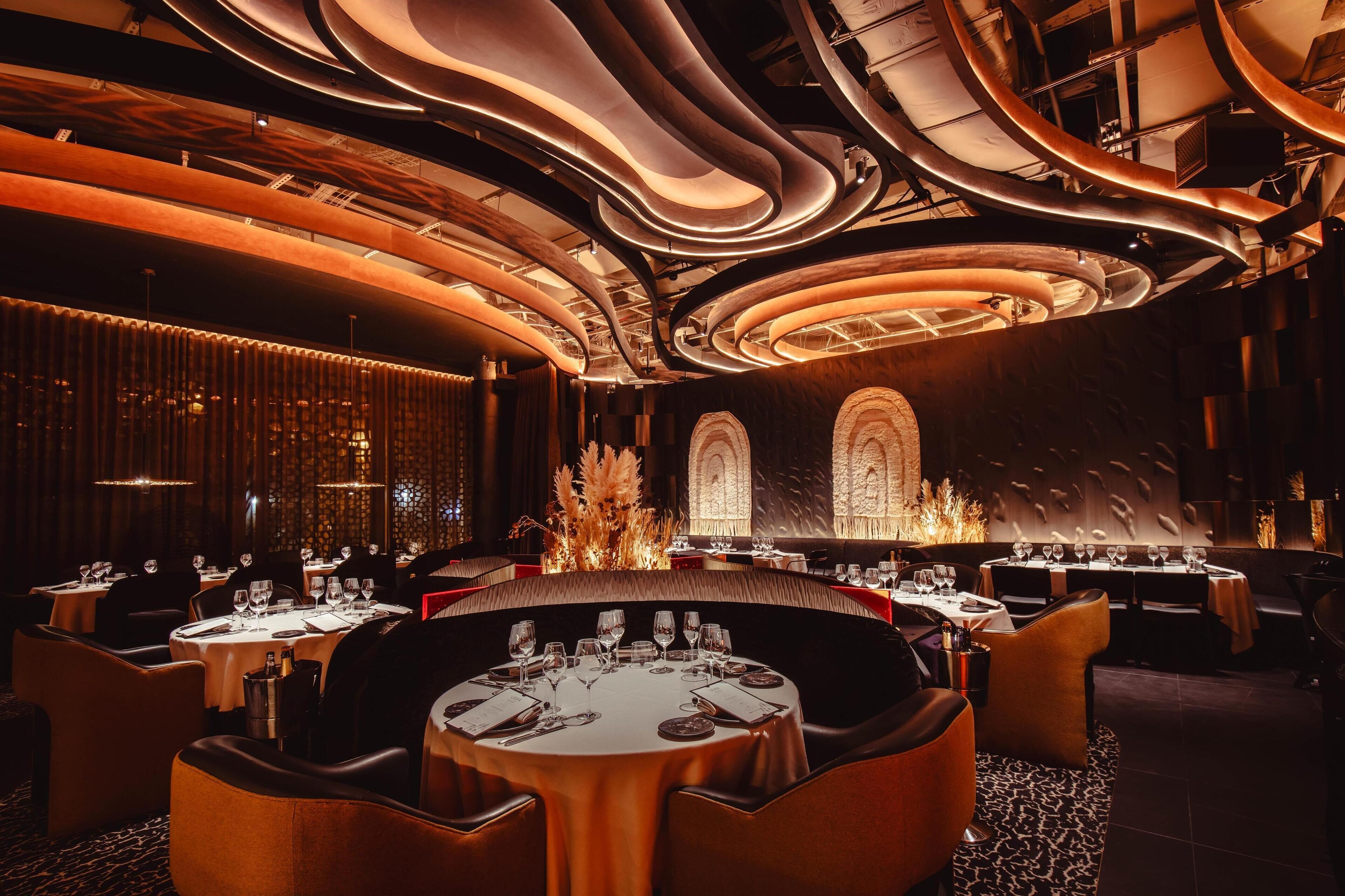 2 か所のレストラン、朝食に営業