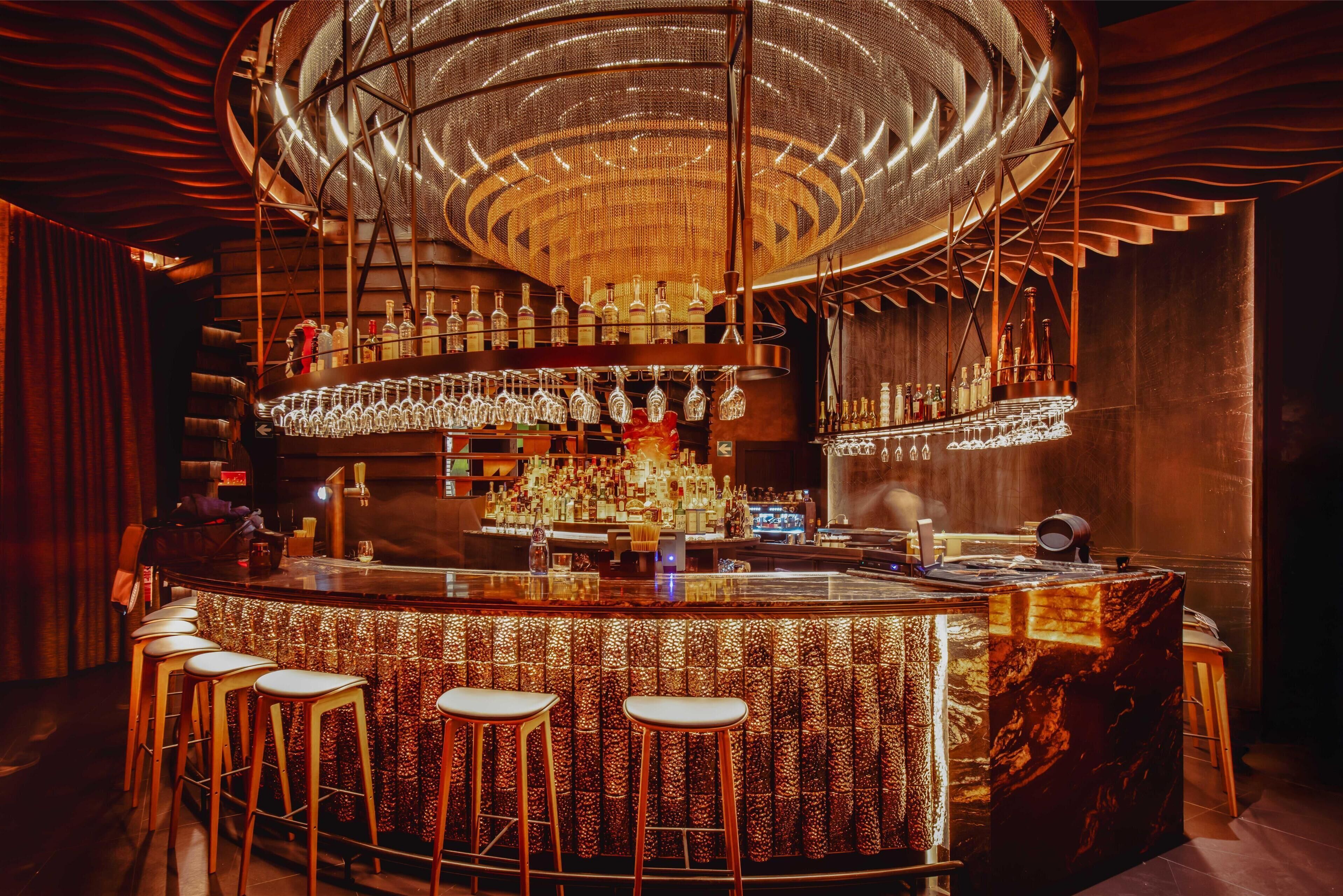 2 restaurants, breakfast served