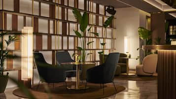 2 restaurants, breakfast served