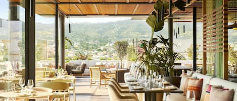 2 restaurants, breakfast served